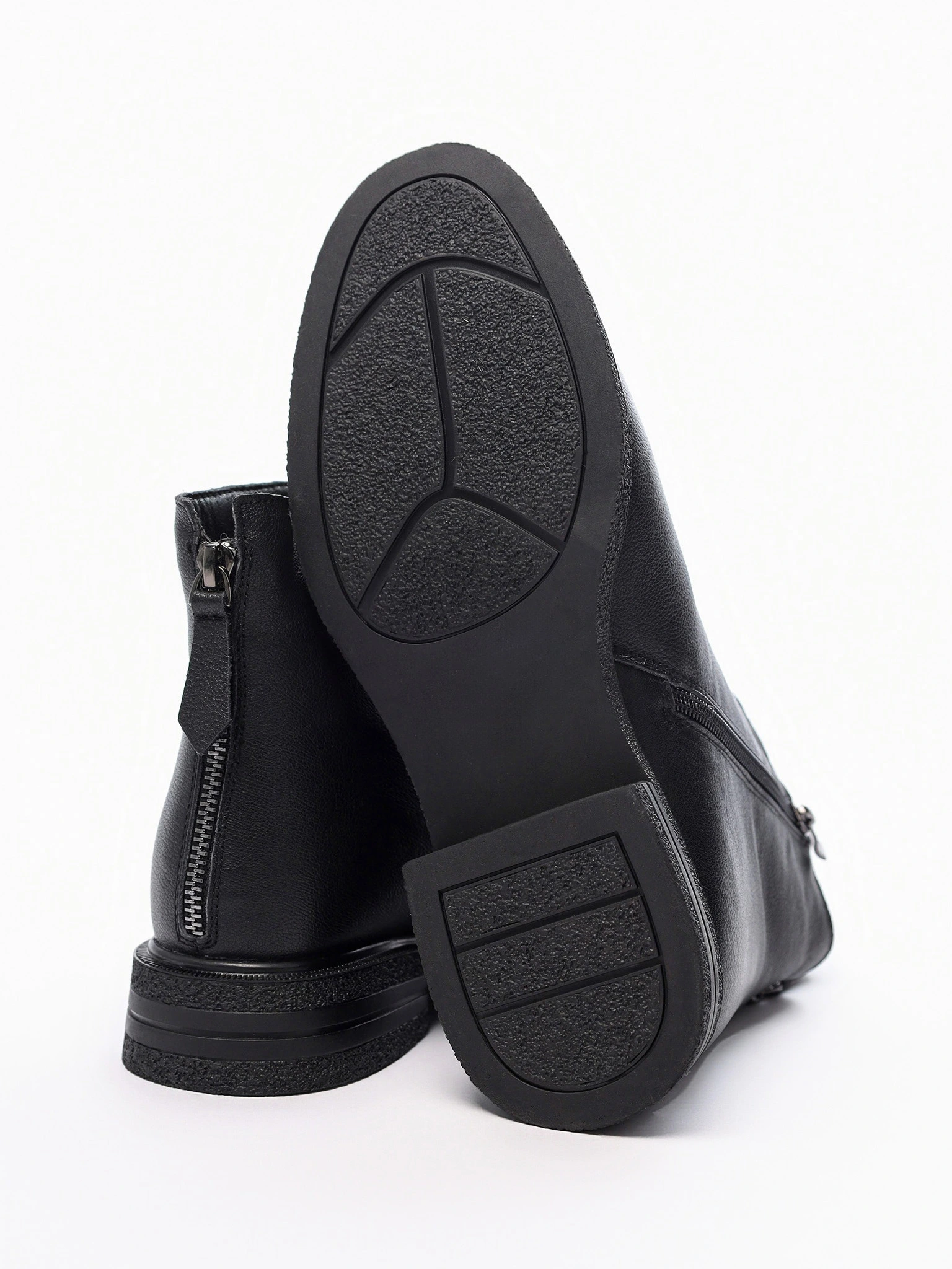 Ботинки черного цвета с декоративной молнией сзади на низком каблуке